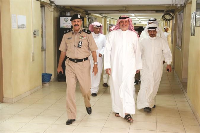 اللواء فيصل النواف مع قيادات مباحث الهجرة امس﻿