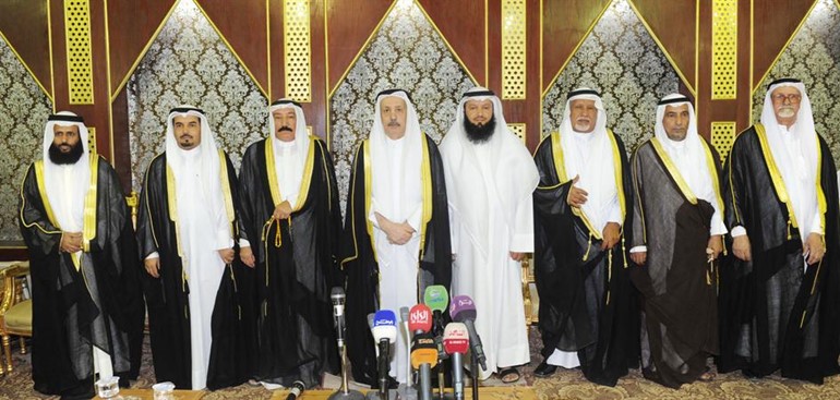 شيوخ قبيلة العوازم خلال لقائهم بابناء القبيلة