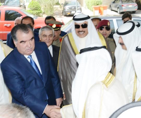 الرئيس امام علي رحمان والشيخ صباح الخالد خلال الافتتاح﻿