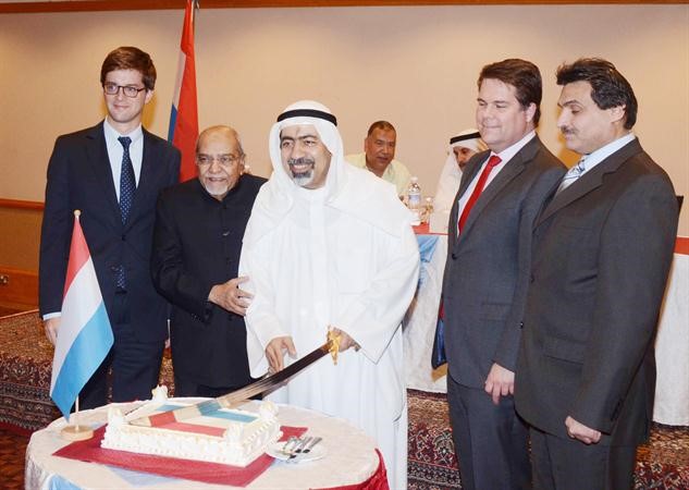 قطع كعكة الاحتفال﻿