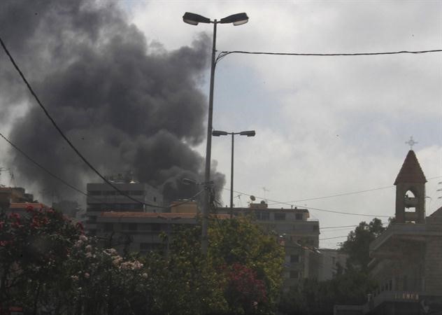 اعمدة دخان تتصاعد من الابنية بين الجيش اللبناني والمسلحين التابعين لرجل الدين احمد الاسير رويترز
