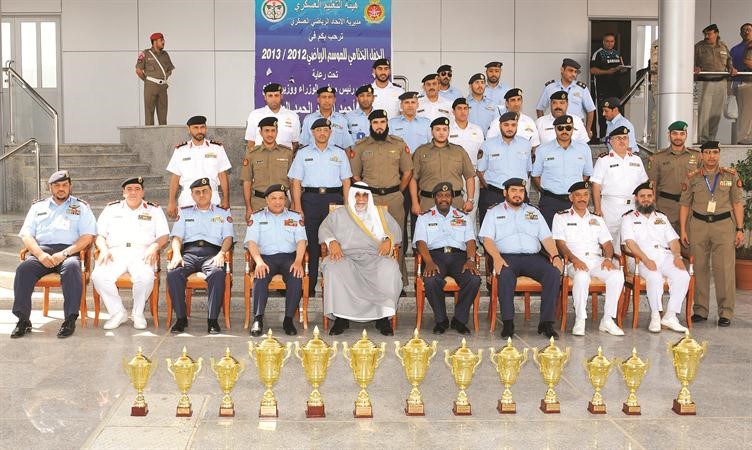 وزير الدفاع ورئيس الاركان مع عدد من الفائزين﻿