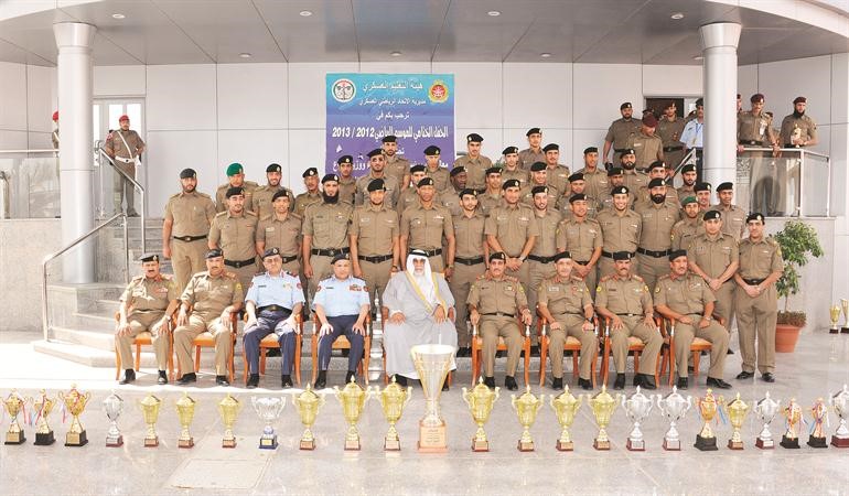 الشيخ احمد الخالد والفريق الركن خالد الجراح مع عدد من المشاركين﻿