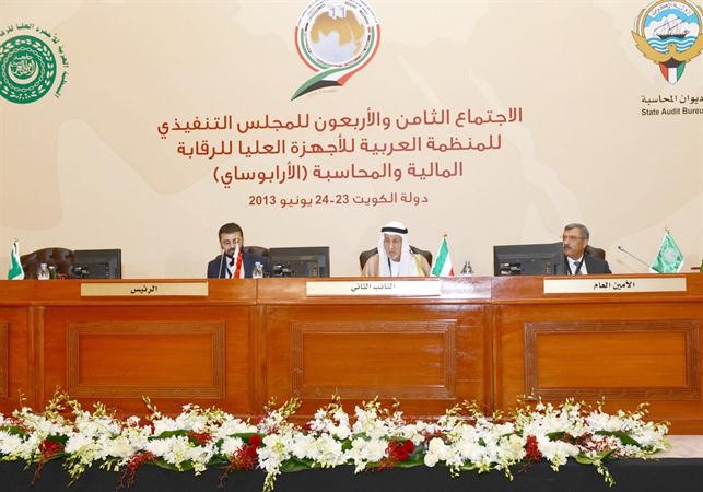 عبد العزيز العدساني متوسطا الامين العام ورئيس المجلس﻿