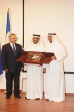 د الحجرف والنفيسي خلال احتفالية معهد التدريب الانشائي ﻿