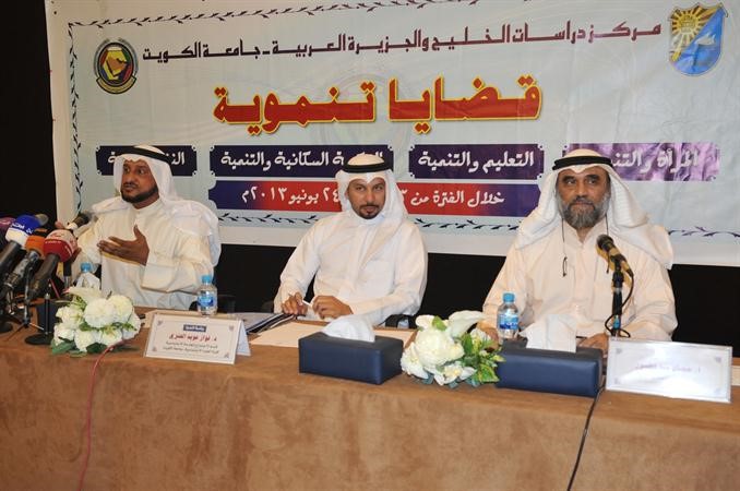 حجاج بوخضور ودفواز العنزي وماحمد العربيد خلال الندوة 	سعود سالم﻿