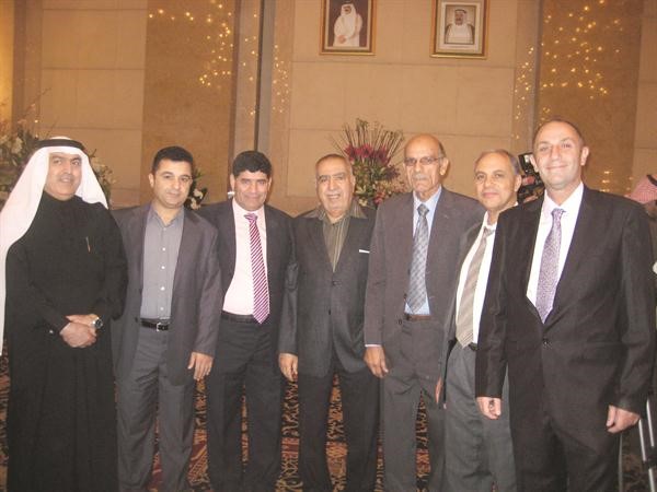 د عبدالرحمن العوضي مع عدد من اعضاء الرابطة