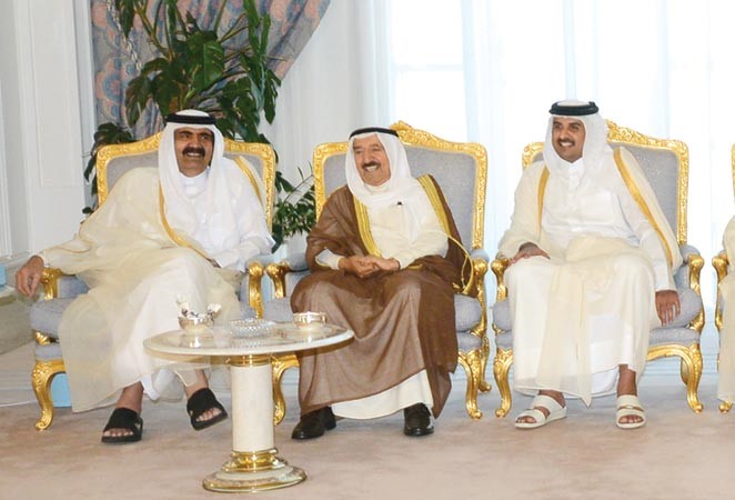 صاحب السمو الامير الشيخ صباح الاحمد متوسطا صاحب السمو الشيخ حمد بن خليفة امير قطر السابق وصاحب السمو الشيخ تميم بن حمد امير قطر الجديد