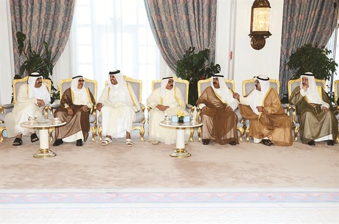 صاحب السمو الامير الشيخ صباح الاحمد مهنئا امير قطر صاحب السمو الشيخ تميم بن حمد بحضور صاحب السمو الشيخ حمد بن خليفة والشيخ فيصل السعود والشيخ مشعل الاحمد والشيخ ناصر صباح الاحمد والشيخ احمد الحمود