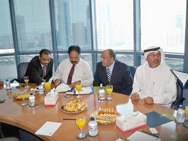 ماجد العلي خلال توقيع الوثيقة مع الجالية السودانية 