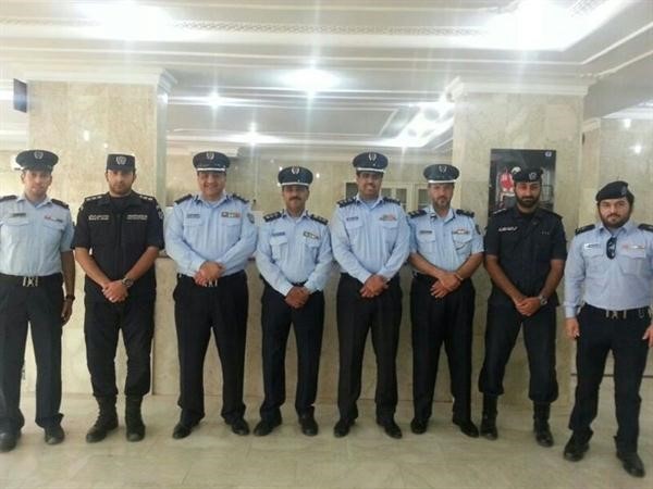 العقيدان خالد العجمي ومحمد الشطي يتوسطان ضباط الاطفاء﻿