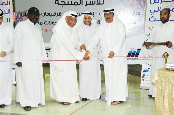  خالد الهاجري يفتتح المعرض بحضور اسحاق الكندري ومشعل الشرف