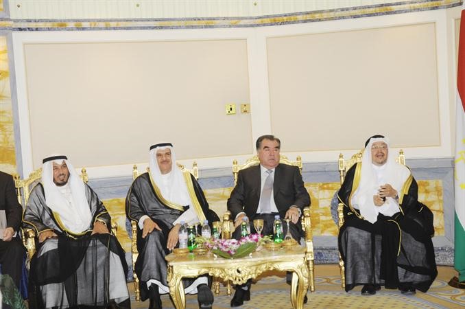 رئيس طاجيكستان امام علي رحمان والشيخ سلمان الحمود ود عادل الفلاح ود عبدالله المعتوق خلال الحفل﻿