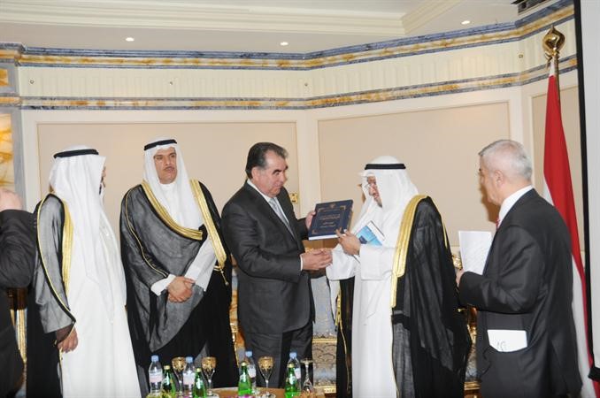 د عادل الفلاح يتسلم نسخة الكتاب من رئيس طاجيكستان	انور الكندري﻿