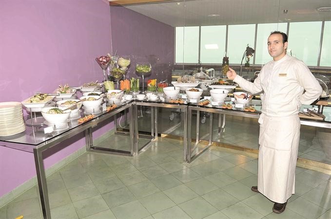 الشيف يستعرض قائمة الطعام في مطعم لونا﻿