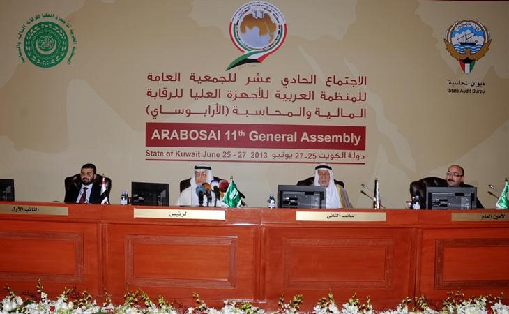 عبدالعزيز العدساني مع الحضور في الاجتماع