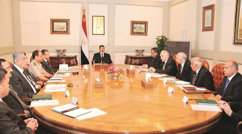 الرئيس محمد مرسي مترسا اجتماع مجلس الامن القومي المصري امس الاول رويترز 