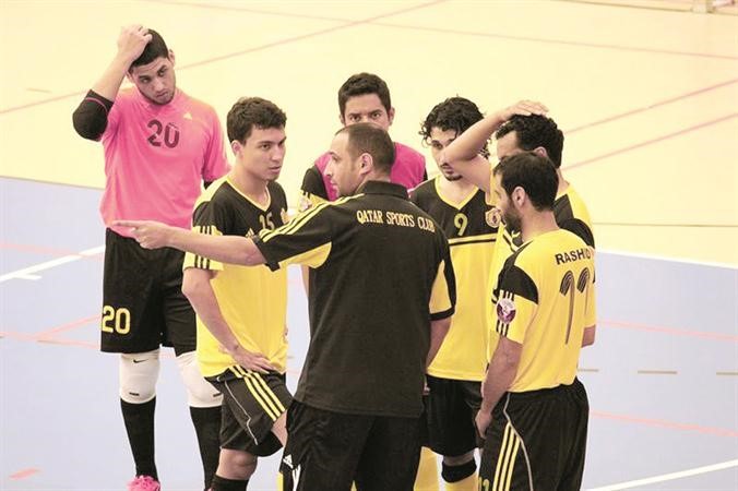 لاعبو قطر القطري يستمعون لتوجيهات العثمان في احدى المباريات﻿