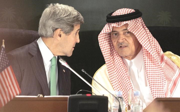 وزير الخارجية السعودي الامير سعود الفيصل ونظيره الاميركي جون كيري في مؤتمر صحافي بجدة امسافپ