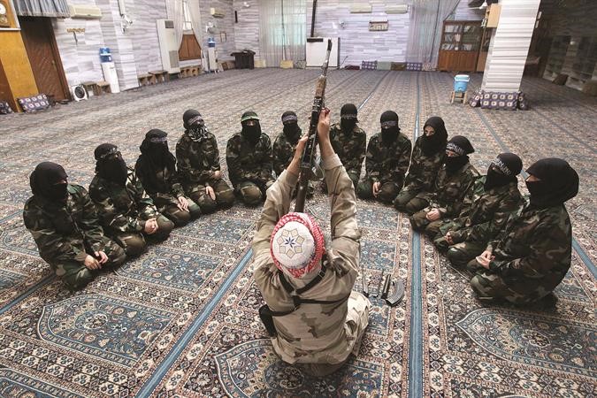 قائد كتيبة احباب المصطفى يدرب مجموعة من المتطوعات على اسخدام السلاح في مسجد سيف الدولة بحلبرويترز