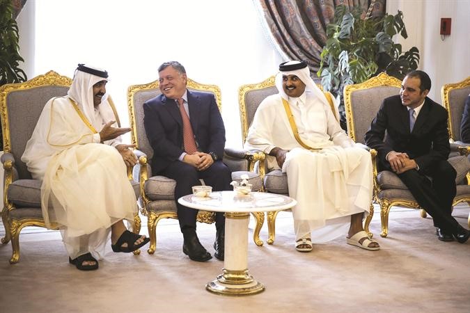 العاهل الاردني الملك عبدالله وشقيقه الامير علي يهنئان امير قطر صاحب السمو الشيخ تميم بحضور صاحب السمو الشيخ حمد رويترز