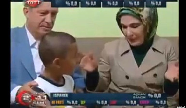 بالفيديو.. طفل يجبر رئيس الوزراء التركي أردوغان على الذهاب معه لمنزله