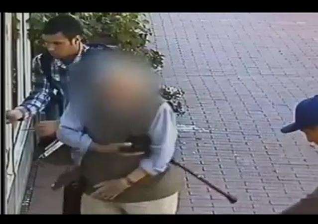 بالفيديو.. لصان يسرقان البطاقة الائتمانية من رجل مسن