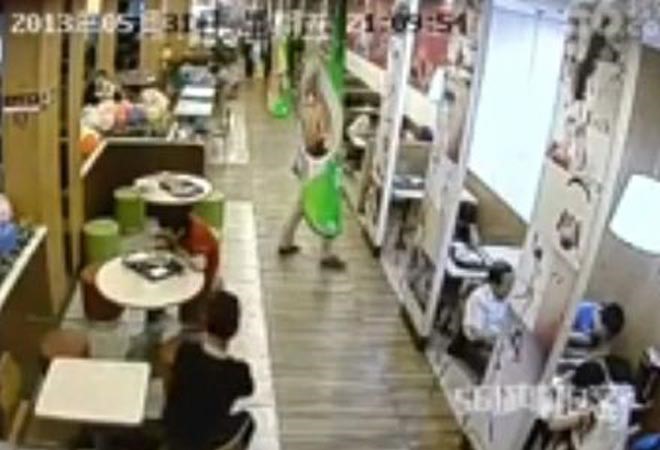 بالفيديو: عصابة صينية تقوم بمشاغلة الزبائن في مطعم لسرقة هواتفهم