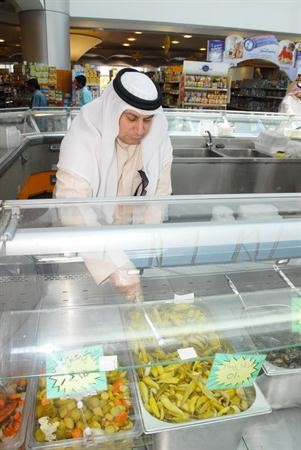 فحص ظاهري لمواد غذائية