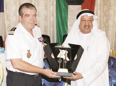يوسف العميري يكرم الملحق العسكري الفرنسي جان بول 	قاسم باشا﻿
