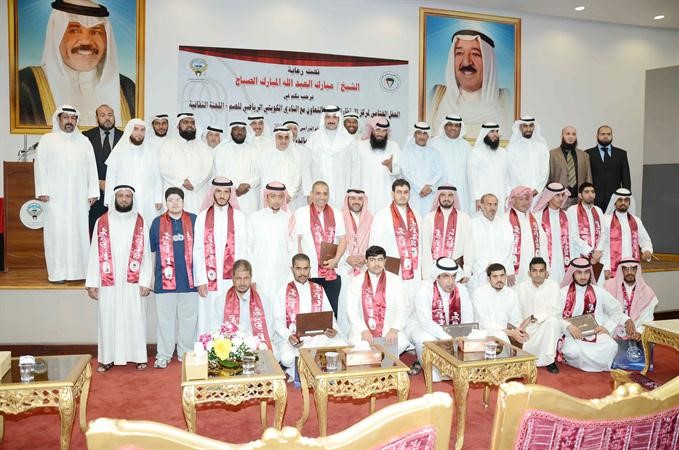 الشيخ مبارك العبدالله متوسطا المشرفين على المركز والنادي وعدد من المشاركين في الدورة ﻿