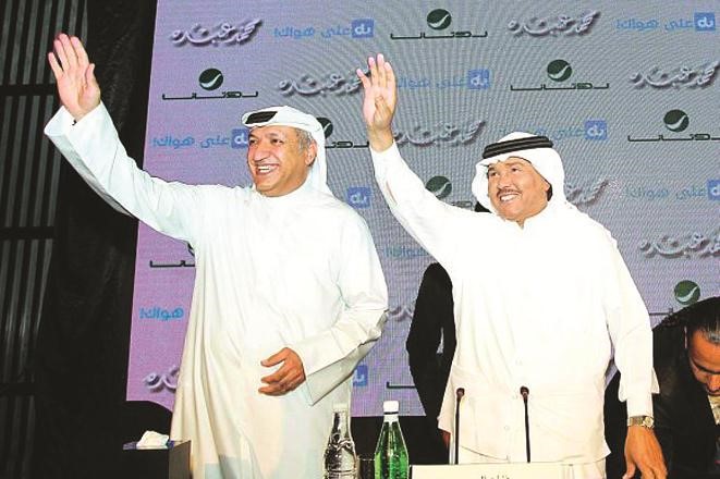  فنان العرب محمد عبده ورئيس روتانا سالم الهندي في المؤتمر﻿