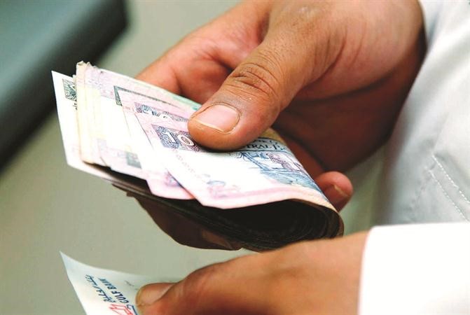 السحوبات الضخمة اثرت على الكاش في افرع بعض البنوك المحلية 