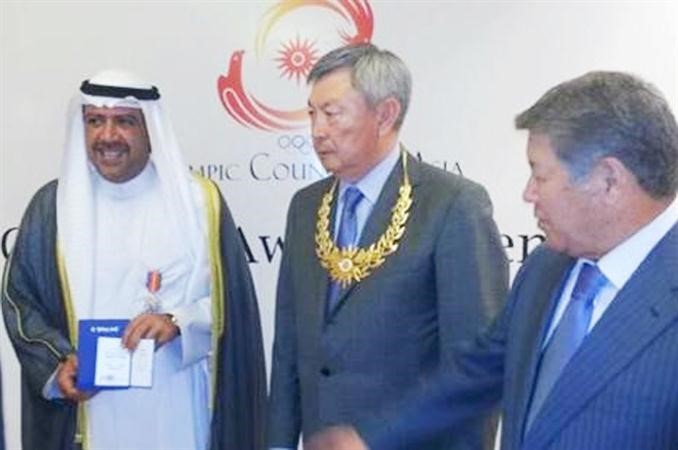 الشيخ احمد الفهد متسلما وسام الصداقة﻿