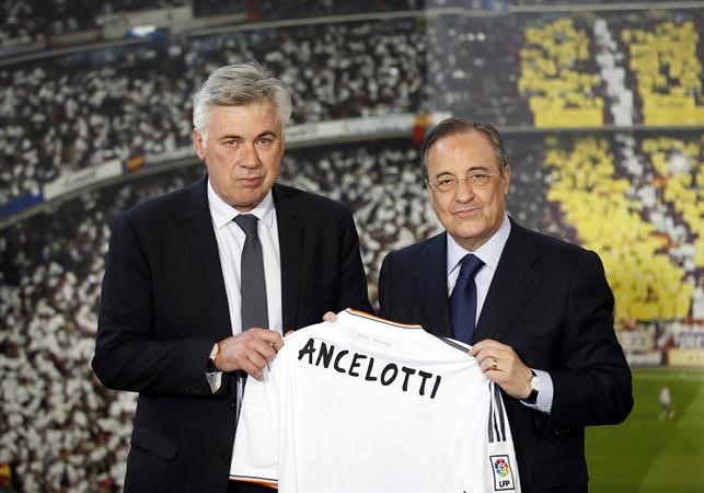 انشيلوتي المدرب الجديد يحمل قميص ريال مدريد مع رئيس النادي الملكي بيريز	 رويترز﻿