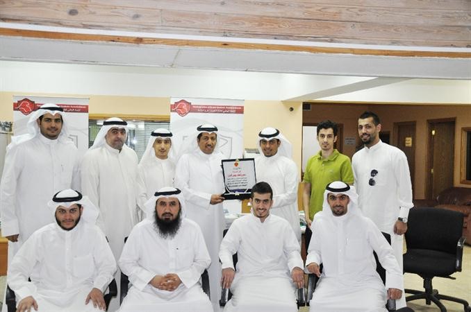 العازمي وزملاؤه مع طلبة استراليا ﻿