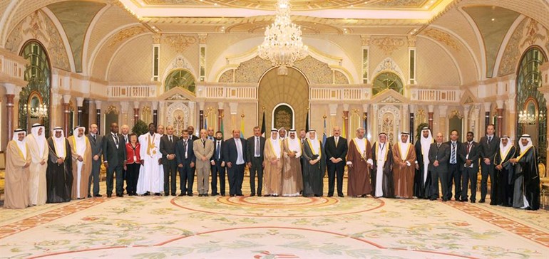 سمو ولي العهد الشيخ نواف الاحمد متوسطا رؤساء الوفود المشاركة باجتماعات الدورة الحادية عشرة للجمعية العامة والمجلس التنفيذي للمنظمة العربية للاجهزة العليا للرقابة المالية والمحاسبة﻿