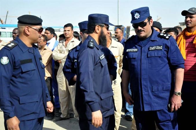 العميد معتوق العسلاوي والمقدم فالح الهزيلي في حديث جانبي على هامش الحملة	محمد خلوصي﻿