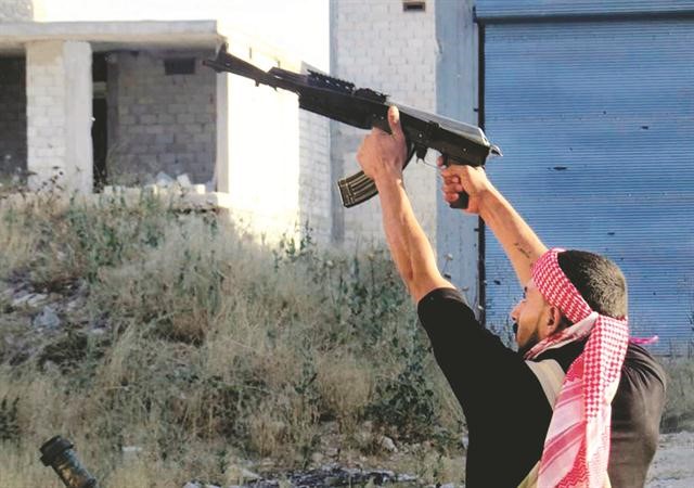 صورة نشرها مركز حلب الاعلامي لاحد الثوار السوريين خلال الاشتباكات العنيفة مع قوات النظام في حلب اپ 