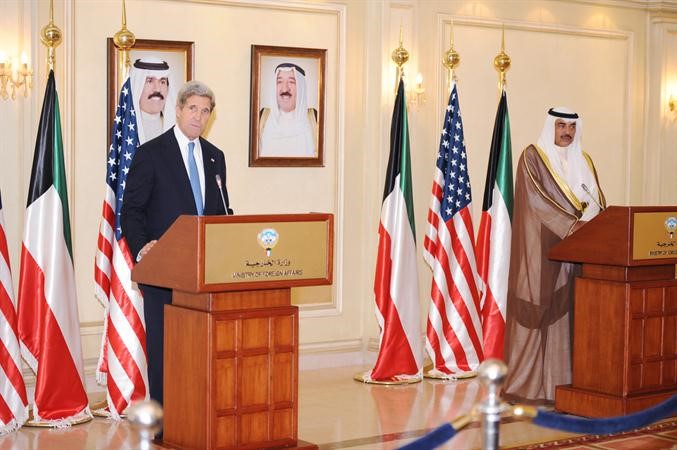 الشيخ صباح الخالد وجون كيري خلال المؤتمر الصحافي﻿