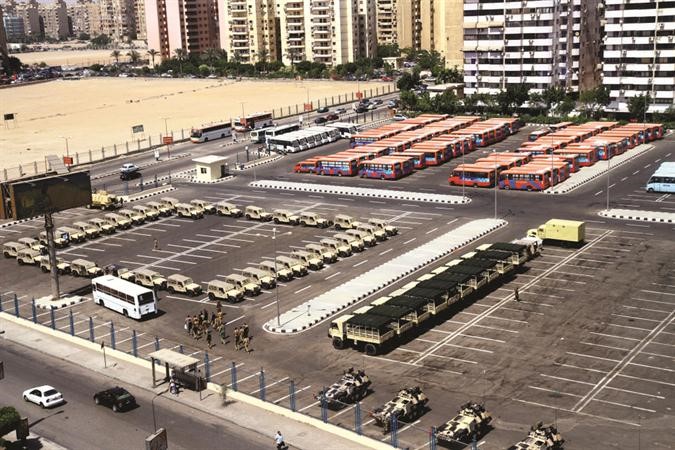  عربات مدرعة تابعة للجيش المصري تبدا انتشارالتامين المنشات الحيوية بالقاهرة امس اپ
