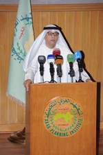 دبدر مال الله متحدثا في افتتاح الحلقة النقاشية﻿