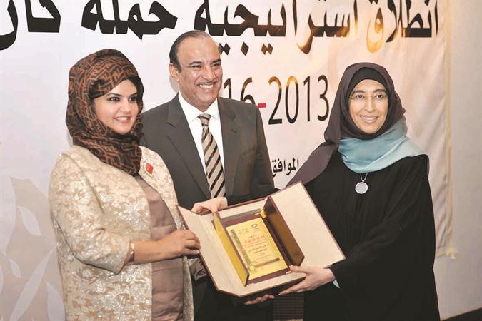 د خالد الصالح يكرم د رحاب الوطيان﻿
