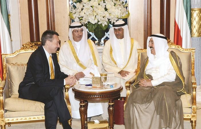 صاحب السمو الامير الشيخ صباح الاحمد مستقبلا رئيس اللجنة الدولية للصليب الاحمر بيتر ماورر﻿