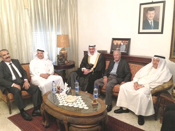 من اليمين دعبد العزيز العنزي والشيخ طايل الفايز والشيخ فيصل الحمود وتوفيق كريشان ومحافظ عمان﻿