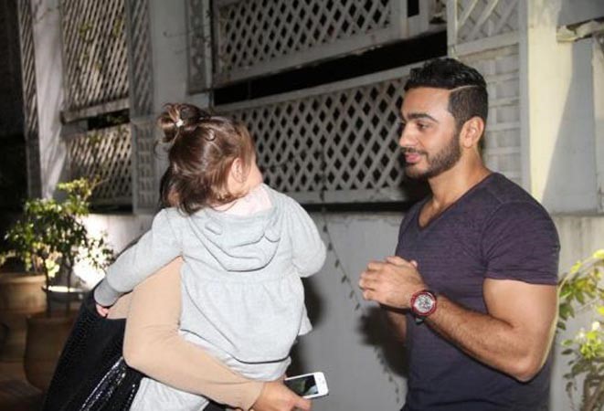 تامر يلاعب الطفلة سارة