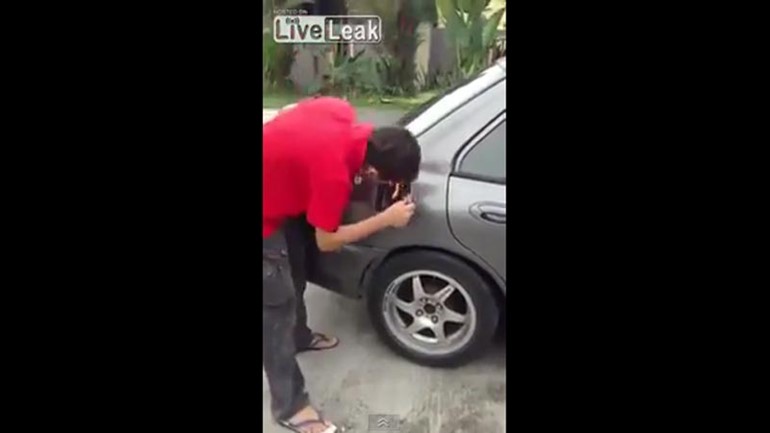 بالفيديو.. ماليزي يشعل سيجارته من خزان بنزين سيارته
