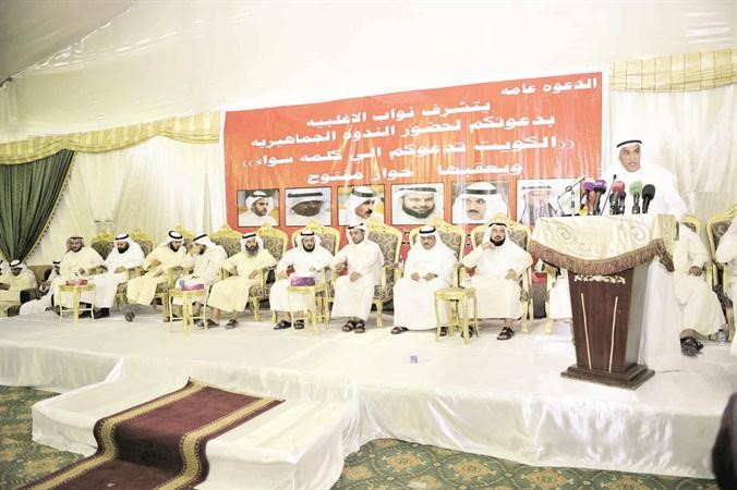 احمد السعدون متحدثا ويبدو اعضاء المعارضة في ندوة الكويت تدعوكم الى كلمة سواء هاني عبدالله