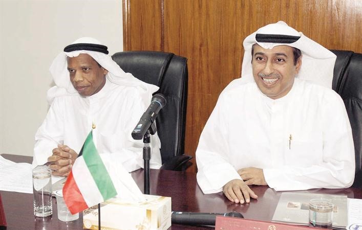 عادل العيسى وخالد المنديل خلال المؤتمر الصحافي