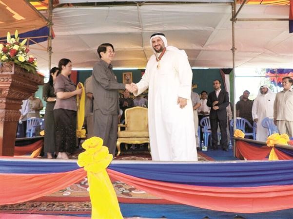 نائب رئيس الوزراء الكمبودي يقدم القلادة للمطوع
